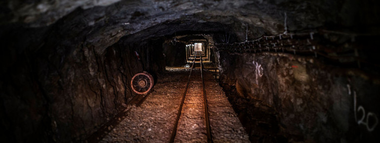 Mit der elektrischen Grubenbahn geht es ungefähr anderthalb Kilometer tief in den Berg hinein.