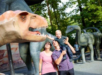 Der Saurierpark wartet mit 200 lebensgroßen Dinosaurierstatuen auf.