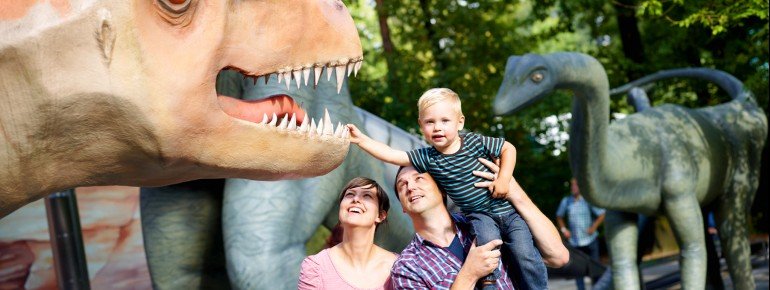 Der Saurierpark wartet mit 200 lebensgroßen Dinosaurierstatuen auf.