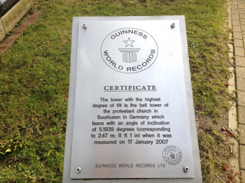 Die Urkunde von Guinness World Records ist vor Ort aufgehängt.