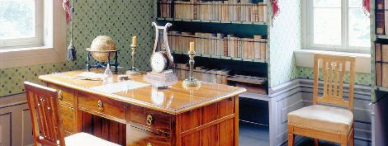 Schillers Arbeitszimmer ist weitgehend mit seiner originalen Einrichtung ausgestattet.
