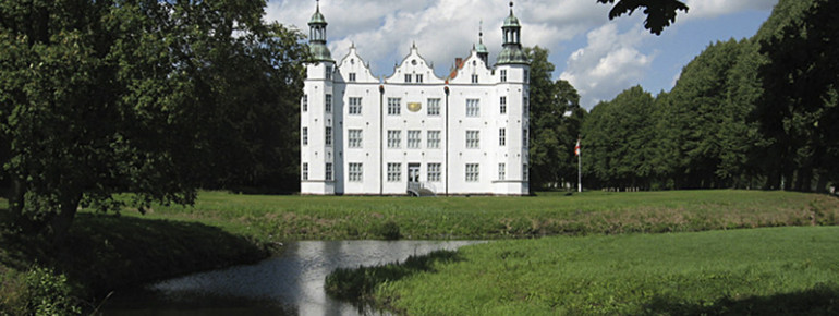 Das Schloss Ahrensburg bietet ein besonderes Ferienprogramm an und lädt alle Kinder mit ihren Familien ein,das Schloss ganz neu zu entdecken.