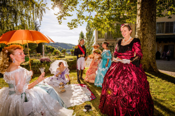 Beim jährlichen kaiserlichen Gartenfest spazieren Kostümgruppen durch die Parkanlage.