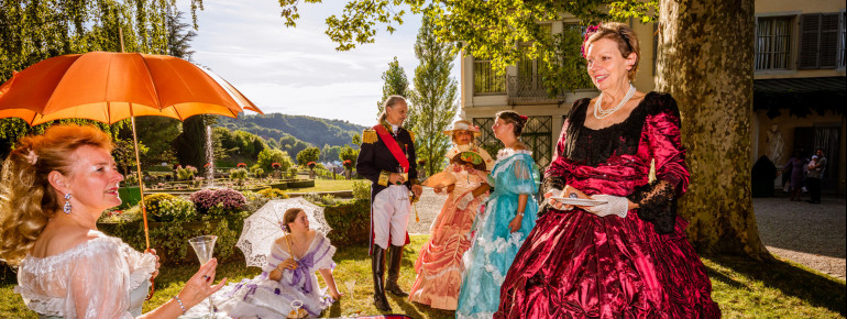Beim jährlichen kaiserlichen Gartenfest spazieren Kostümgruppen durch die Parkanlage.