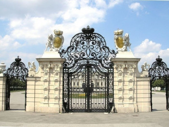 Das Eingangstor zum Schloss Belvedere
