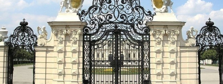 Das Eingangstor zum Schloss Belvedere