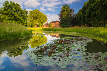 Schloss und Park sind nach niederländischem Vorbild von einem geschlossenen Wassergraben umgeben.