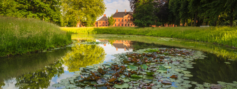 Schloss und Park sind nach niederländischem Vorbild von einem geschlossenen Wassergraben umgeben.