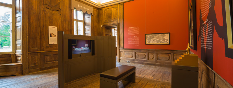 Besucher der modernen Ausstellung wandeln auf den Spuren von Graf Hans Caspar von Bothmer.