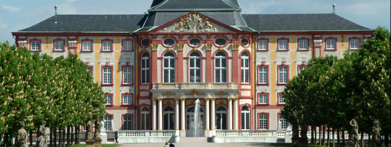 Auf der Gartenseite von Schloss Bruchsal blühen die Kastanien.