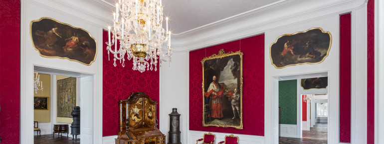 Der Raum, das "Rote Zimmer", ist so eingerichtet, wie ihn Fotografien des frühen 20. Jahrhunderts dokumentierten.