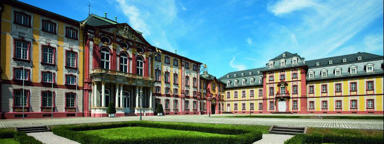 Drei Flügel des 1720 als Residenz der Speyerer Fürstbischöfe gegründeten Schlosses umschließen den Ehrenhof.