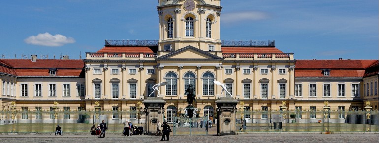 Jährlich zieht Schloss Charlottenburg Hunderttausende Besucher aus aller Welt an, die Geschichte und Architektur erleben möchten.