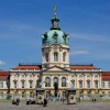 Jährlich zieht Schloss Charlottenburg Hunderttausende Besucher aus aller Welt an, die Geschichte und Architektur erleben möchten.