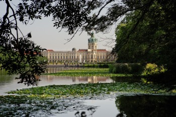 Der Schlosspark verbindet französische Barockgärten mit englischer Landschaftsarchitektur und lädt zum Flanieren ein.