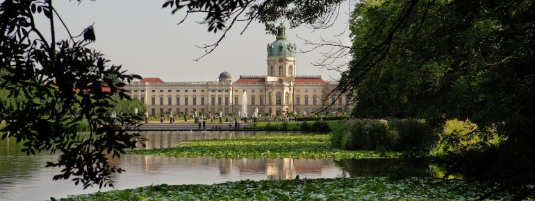 Der Schlosspark verbindet französische Barockgärten mit englischer Landschaftsarchitektur und lädt zum Flanieren ein.
