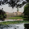 Der Schlosspark verbindet französische Barockgärten mit englischer Landschaftsarchitektur und lädt zum Flanieren ein.