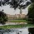 Der Schlosspark verbindet französische Barockgärten mit englischer Landschaftsarchitektur und lädt zum Flanieren ein.