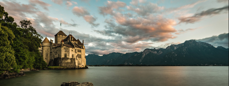 Das Schloss Chillon liegt auf einer Felseninsel am Genfer See.
