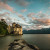 Das Schloss Chillon liegt auf einer Felseninsel am Genfer See.