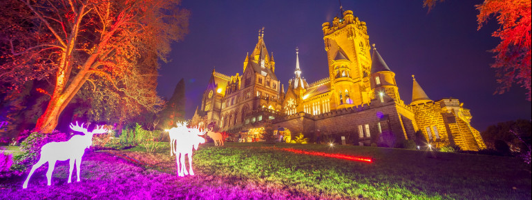 In der Adventszeit ist das Schloss Drachenburg beleuchtet.