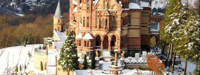 Im Winter ist das Schloss Schauplatz eines Weihnachtsmarkts.