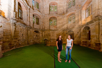 Besucher können vor Ort das fast vollständig erhaltene Schlossgebäude bestaunen.