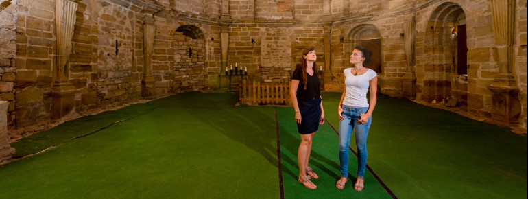 Besucher können vor Ort das fast vollständig erhaltene Schlossgebäude bestaunen.