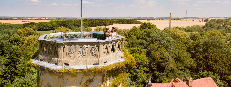 Im Herzen der Schlossanlage befindet sich ein hoher Bergfried.