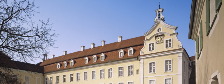 Das Schloss wurde circa 1200 ursprünglich als Wehrburg erbaut.