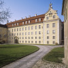 Das Schloss wurde circa 1200 ursprünglich als Wehrburg erbaut.