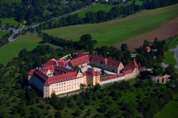Die Schlossanlage Ellwangen befindet sich auf einem Hügel oberhalb von Ellwangen.