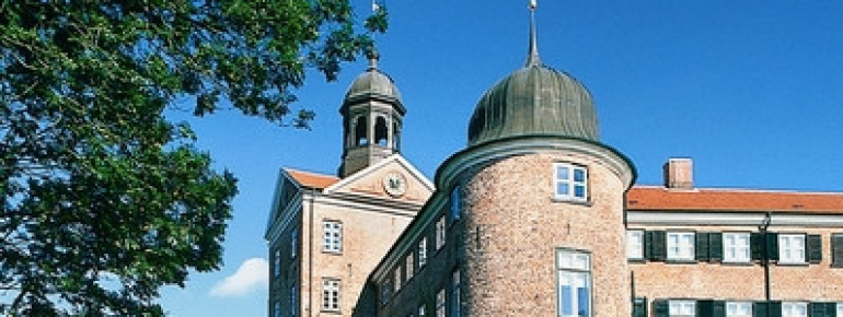 Das Schloss liegt direkt am Großen Eutiner See.