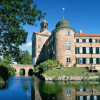 Das Schloss liegt direkt am Großen Eutiner See.