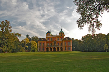 Schloss Favorite liegt idyllisch von einem weitläufigen Park umgeben.