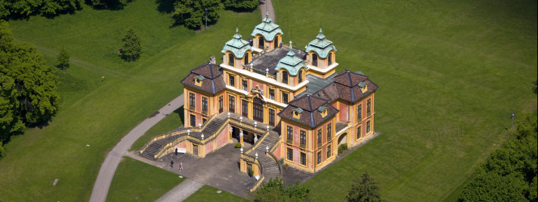 Mit seiner geschwungenen Treppe liegt das Lust- und Jagdschlösschen mitten im Grünen.
