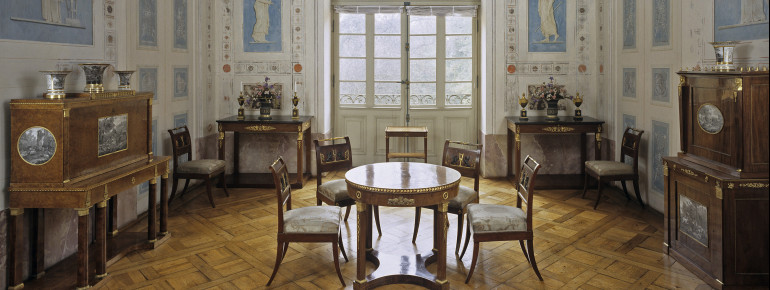 Der spätere König Friedrich I. von Württemberg ließ Schloss Favorite durch Nikolaus Friedrich von Thouret in eleganten, frühklassizistischen Formen ausstatten.