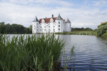 Schloss Glücksburg ist eines der bedeutendsten Wasserschlösser Nordeuropas und liegt auf einer Insel im Schlosssee an der Flensburger Förde.
