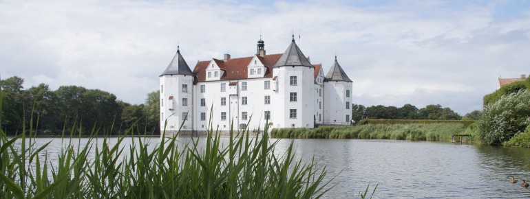 Schloss Glücksburg ist eines der bedeutendsten Wasserschlösser Nordeuropas und liegt auf einer Insel im Schlosssee an der Flensburger Förde.