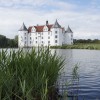 Schloss Glücksburg ist eines der bedeutendsten Wasserschlösser Nordeuropas und liegt auf einer Insel im Schlosssee an der Flensburger Förde.