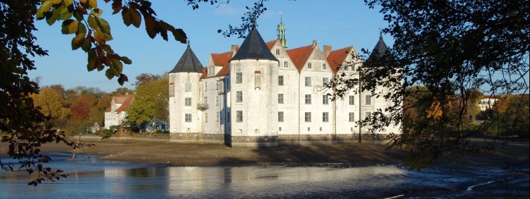 Das Renaissanceschloss wurde zwischen 1582 und 1587 aus dem Baumaterial eines ehemaligen Zisterzienserklosters errichtet und ist bis heute im Originalzustand erhalten.