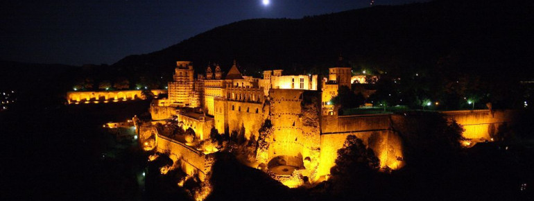 Das Schloss Heidelberg bei Nacht.
