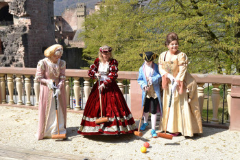 Spiel und Spaß nach historischem Vorbild: Bei der Führung „Mit dem Balonen gespilet, zum Ring gerennet“ können Familien mit Kindern im Schlossgarten spielen, wie es einst die Kurfürsten.