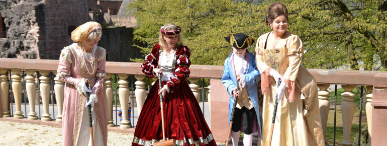 Spiel und Spaß nach historischem Vorbild: Bei der Führung „Mit dem Balonen gespilet, zum Ring gerennet“ können Familien mit Kindern im Schlossgarten spielen, wie es einst die Kurfürsten.