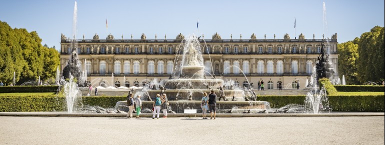 Majestätischer Anblick: Das Schloss Herrenchiemsee mit den Wasserspielen.