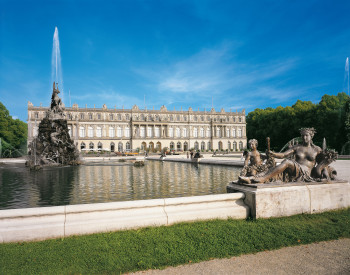 Prunkvolle Wasserspiele erwarten dich vor dem Schloss.