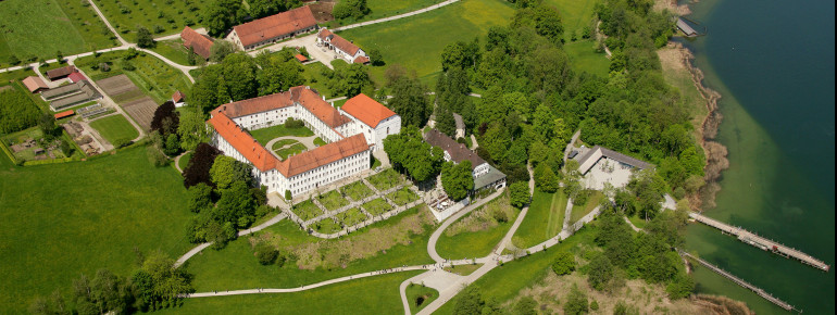 Ebenfalls sehenswert: Das Augustiner-Chorherrenstift, das ebenfalls auf der Insel Herrenchiemsee liegt.