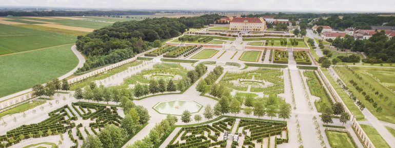 Der weitläufige Garten unterteilt sich in sieben abfallende Terrassen und vielfältige Themengärten.