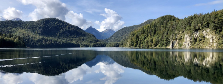 Um den Alpsee führt ein schöner Rundweg.
