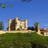 Das Schloss Hohenschwangau liegt oberhalb des Alpsees.